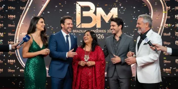 Atores brasileiros em destaque para minisséries em 2026, sorrindo e interagindo.